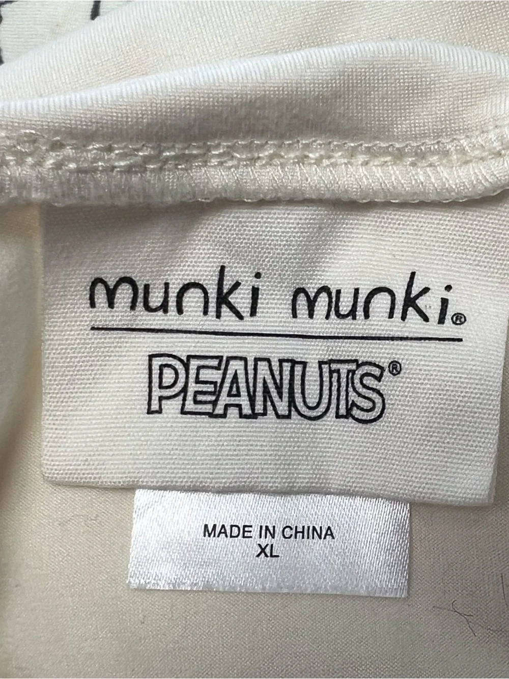 MUNKI MUNKI SNOOPY PEANUTS w/HEARTS  CREAM 2PC P J SET.  SIZE XL. LIKE NEW
